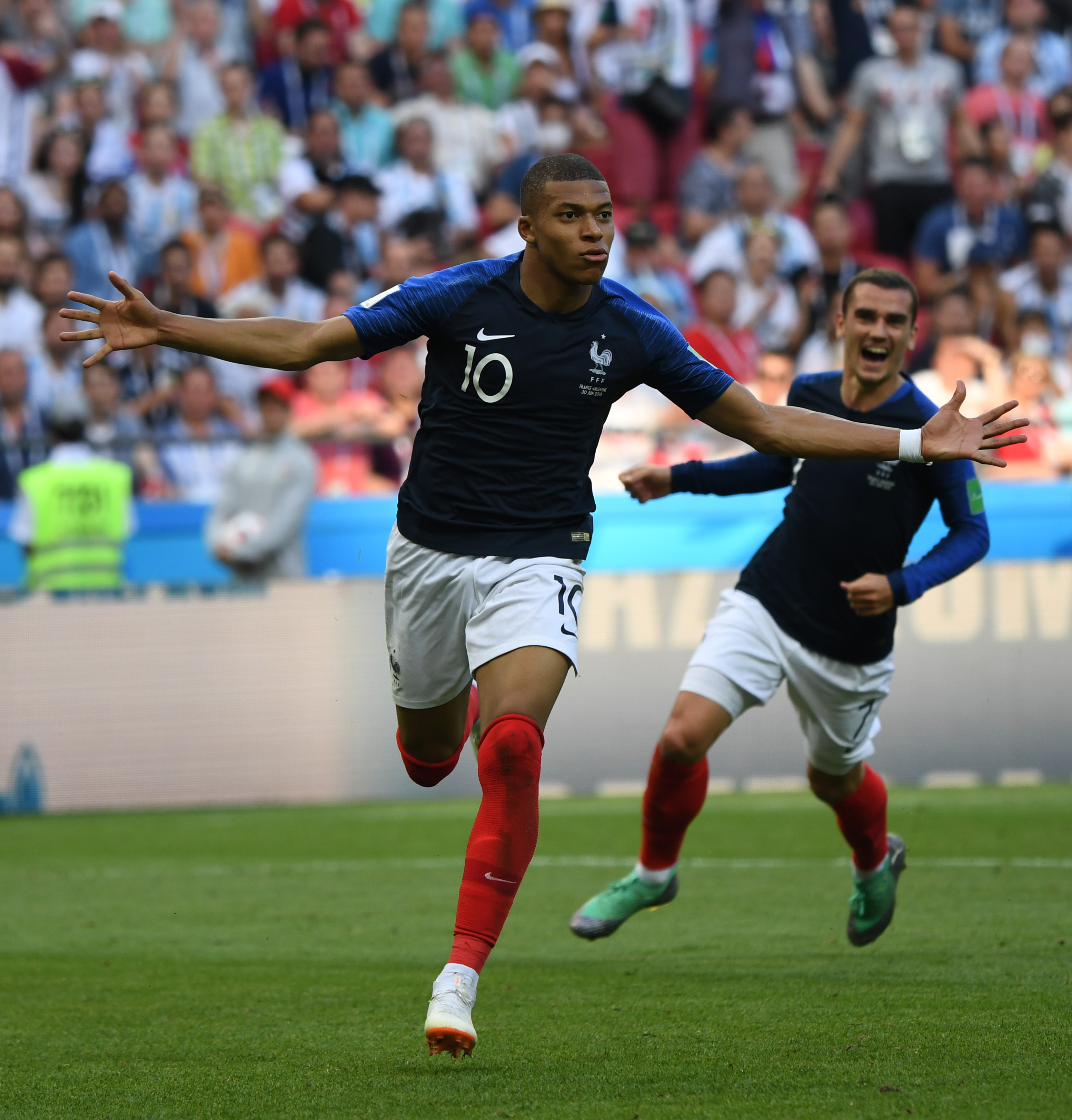 ATP总决赛第5日综述：阿卡3连胜锁定年终第一，德米纳尔赢球晋级