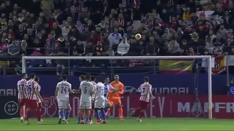 继C罗和小卢卡斯后，奥斯梅恩是第三位欧冠客场对贾府戴帽的球员