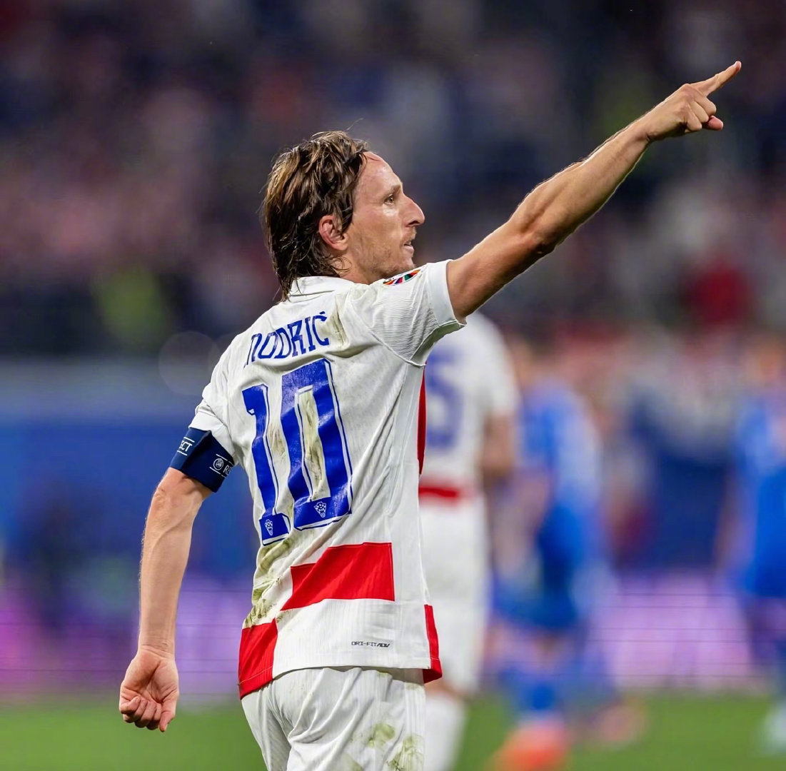 马克西轰下35分却险成罪人，绝杀三不沾队友帮他完成救赎