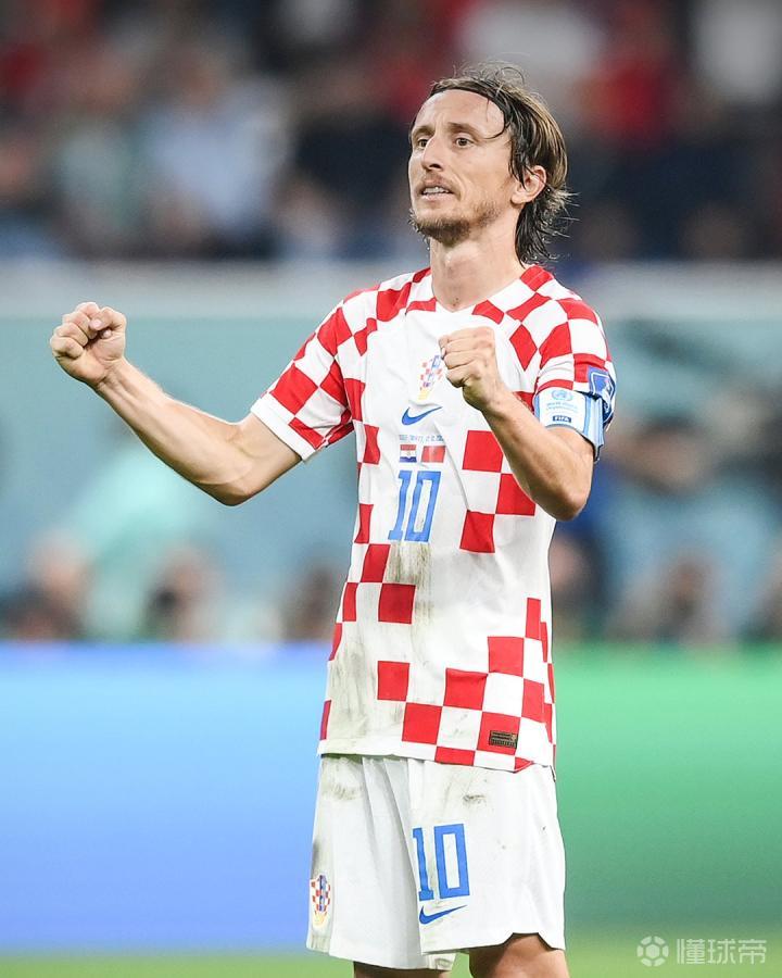 德转评年度最佳右边锋：杜埃、奥利塞、萨拉赫、亚马尔入围